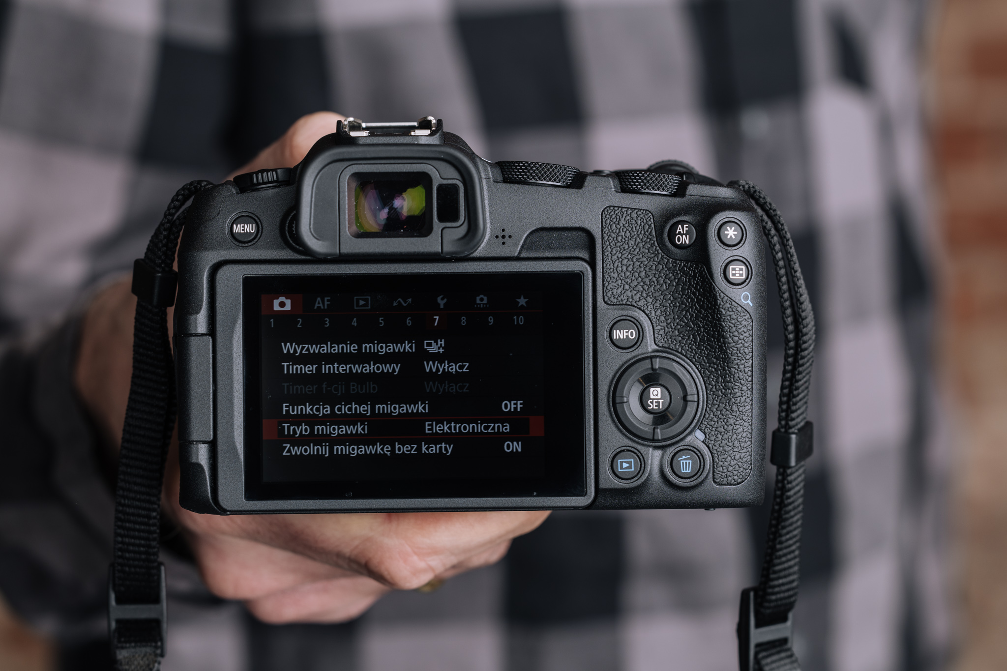 eos r8
